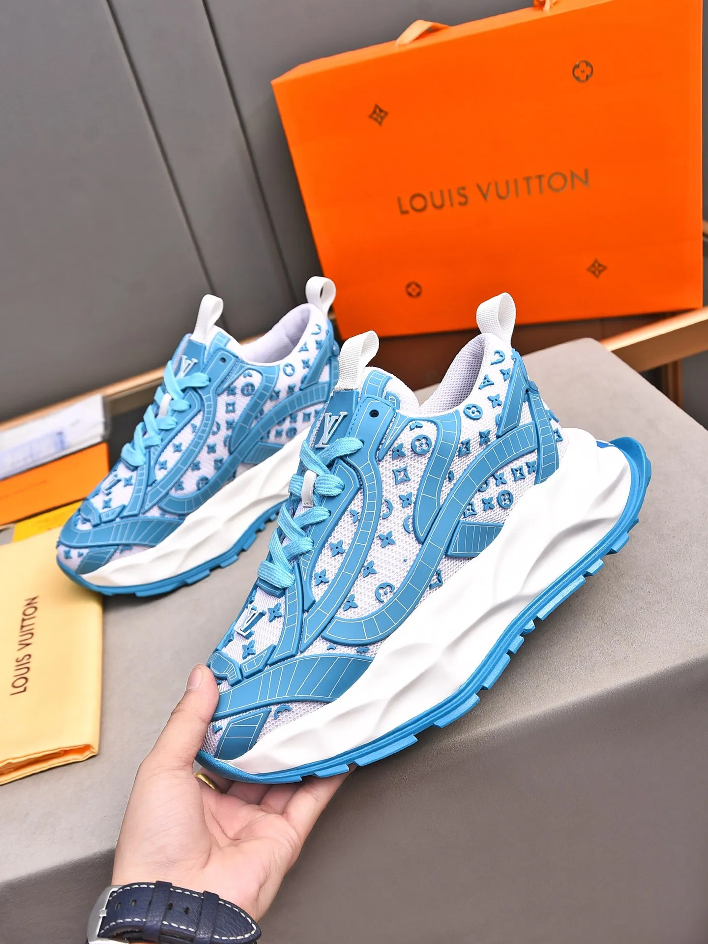 Men's shoes 💰580 📛📛【LOUIS VUITTON】Louis Vuitton 2024 new products👟Milan fashion catwalk style🇰🇾🇰🇾LV family logo, big-name style, a must-have for fashionistas⚠️Imported mesh with high-tech glue technology➕Cow leather➕Breathable mesh lining➕Genuine leather feet➕Special foam outsole👞Number 38-44 (45 46 custom-made)